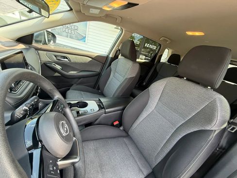 Used 2023 Nissan Rogue SV image 18