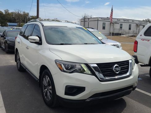 Used 2020 Nissan Pathfinder S image 2