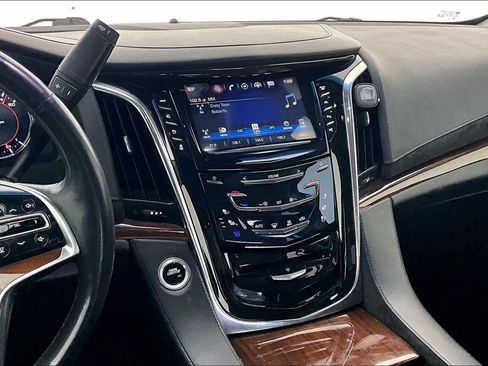 Used 2018 Cadillac Escalade Luxury AWD/4WD image 7