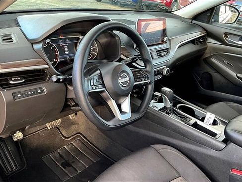 Used 2024 Nissan Altima 2.5 SV image 11