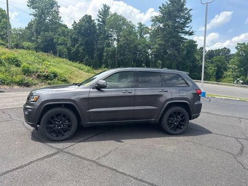 Used 2019 Jeep Grand Cherokee Altitude AWD/4WD image 6