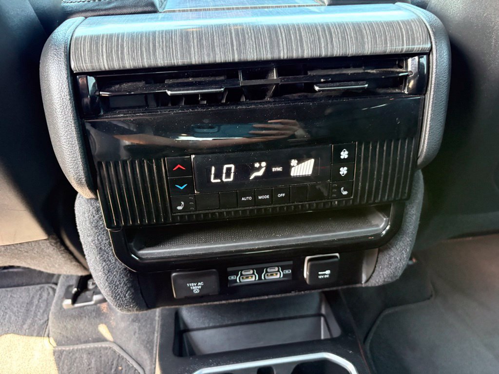 Used 2024 Jeep Wagoneer Series III AWD/4WD image 28