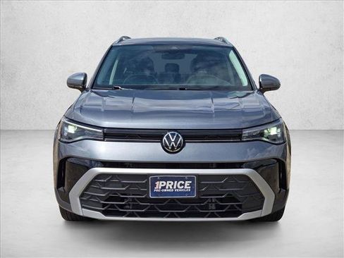 Used 2025 Volkswagen Taos SE FWD image 2