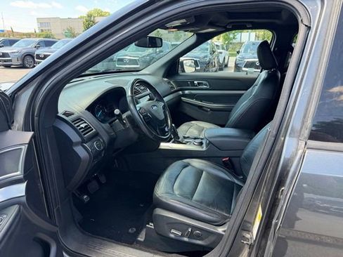 Used 2018 Ford Explorer XLT w/ Equipment Group 202A AWD/4WD image 9