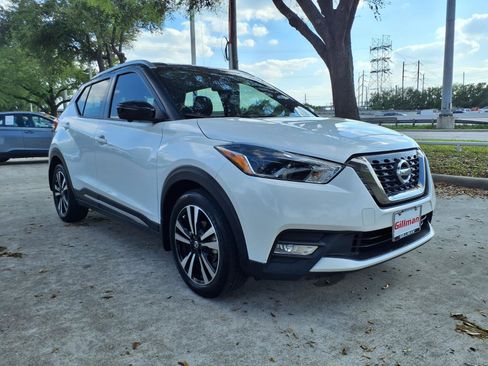Used 2018 Nissan Kicks SR image 2