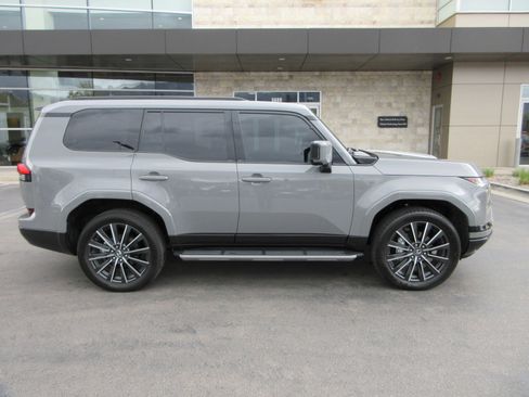 Used 2025 Lexus GX 550 w/ Accessory Package (Z1) image 11