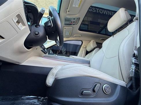 Used 2022 Genesis GV70 2.5T w/ Advanced Package image 12