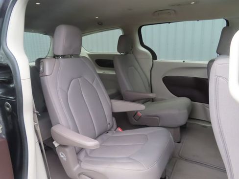 Used 2021 Chrysler Pacifica Touring AWD/4WD image 28