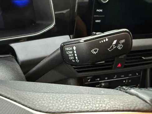 Used 2025 Volkswagen Jetta SE FWD image 12