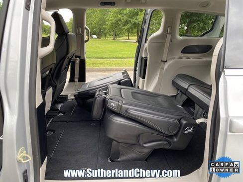 Used 2024 Chrysler Pacifica Touring-L image 36