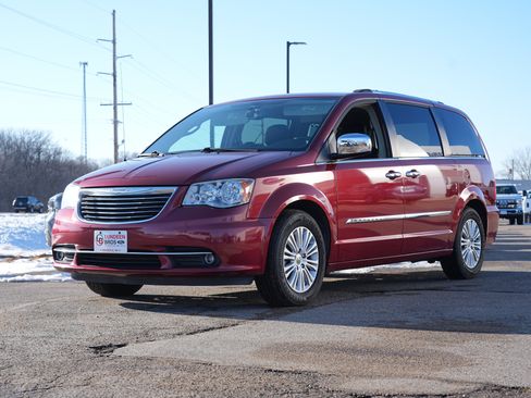 Used 2016 Chrysler Town & Country Limited image 8