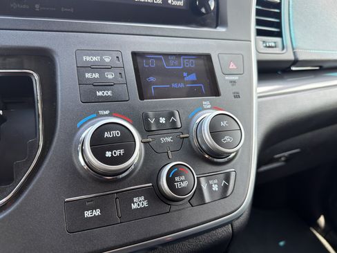 Used 2017 Toyota Sienna SE FWD image 7