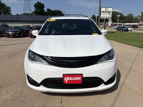 Used 2019 Chrysler Pacifica Touring-L w/ S Appearance Package FWD image 2