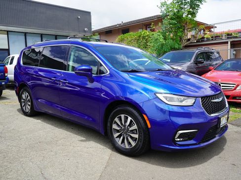 Used 2021 Chrysler Pacifica Touring-L FWD image 3