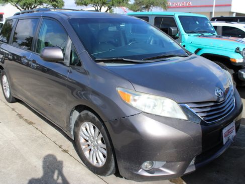Used 2015 Toyota Sienna XLE w/ XLE Navigation Package FWD image 2