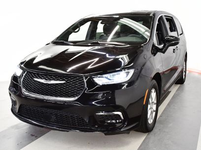 Used 2025 Chrysler Pacifica Select