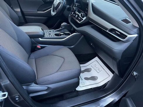 Used 2024 Toyota Highlander AWD image 13