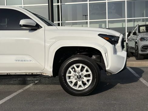 Used 2025 Toyota Tacoma SR5 AWD/4WD image 9