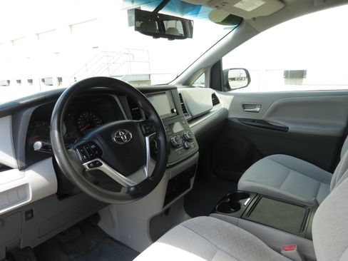 Used 2016 Toyota Sienna LE FWD image 27