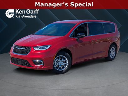 Used 2025 Chrysler Pacifica Select