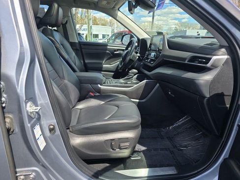Used 2022 Toyota Highlander XLE AWD/4WD image 11
