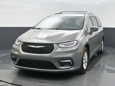 Used 2021 Chrysler Pacifica Touring-L image 7