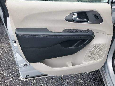 Used 2023 Chrysler Pacifica Touring-L FWD image 8
