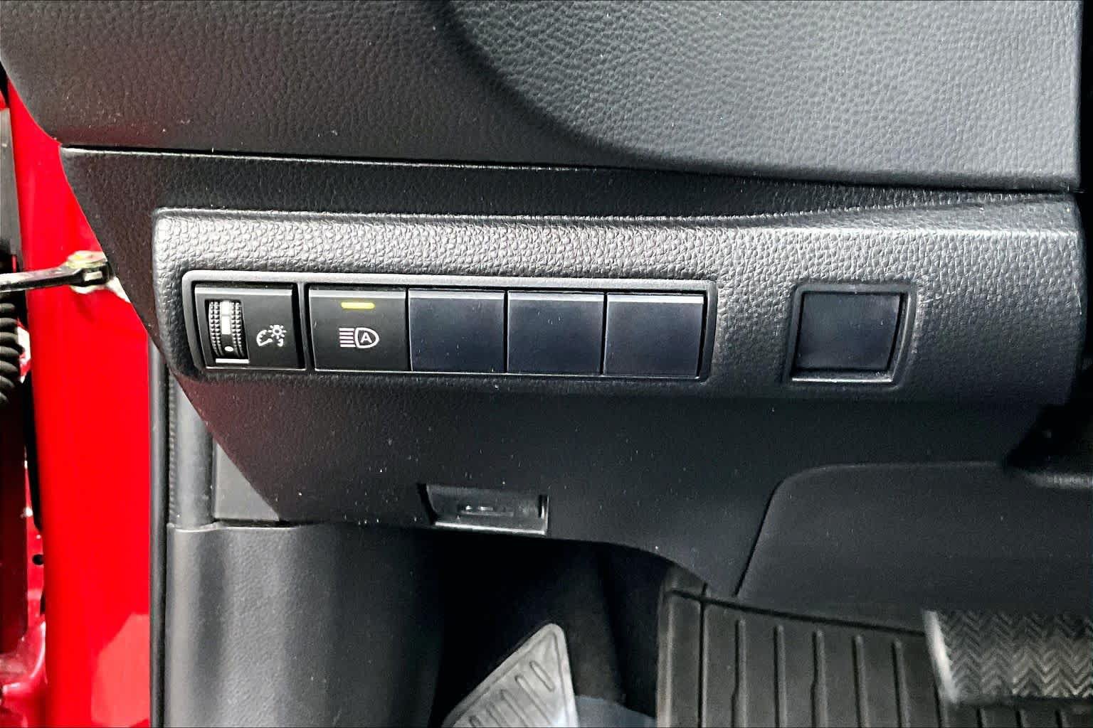 Used 2020 Toyota Corolla LE FWD image 35