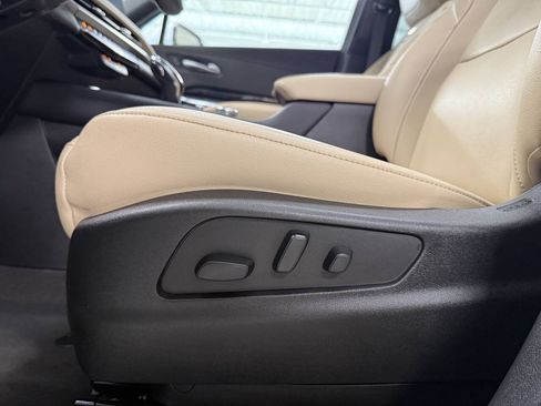 Used 2024 Cadillac XT4 Luxury w/ Cold Weather Package FWD image 25