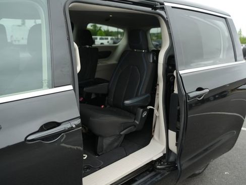 Used 2021 Chrysler Pacifica Touring FWD image 14
