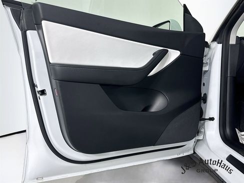 Used 2022 Tesla Model Y Long Range image 22