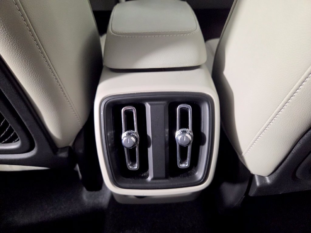 Used 2022 Volvo XC40 T4 Inscription FWD image 24