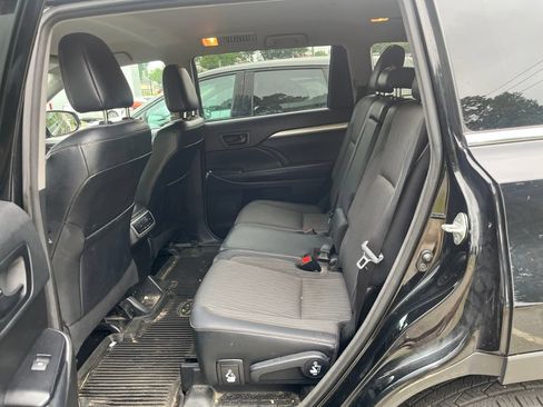 Used 2018 Toyota Highlander Plus AWD/4WD image 7