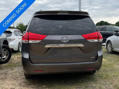 Used 2011 Toyota Sienna Limited w/ Premium Pkg FWD image 2