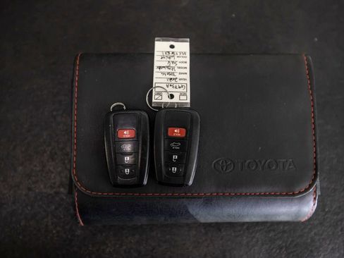 Used 2021 Toyota Highlander XLE FWD image 51