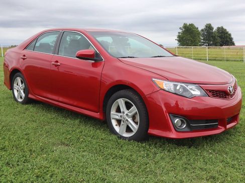 Used 2014 Toyota Camry SE FWD image 4