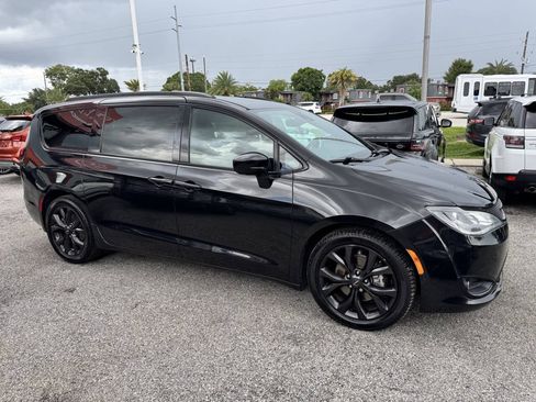 Used 2019 Chrysler Pacifica Touring-L Plus w/ Advanced Safetytec Group FWD image 7