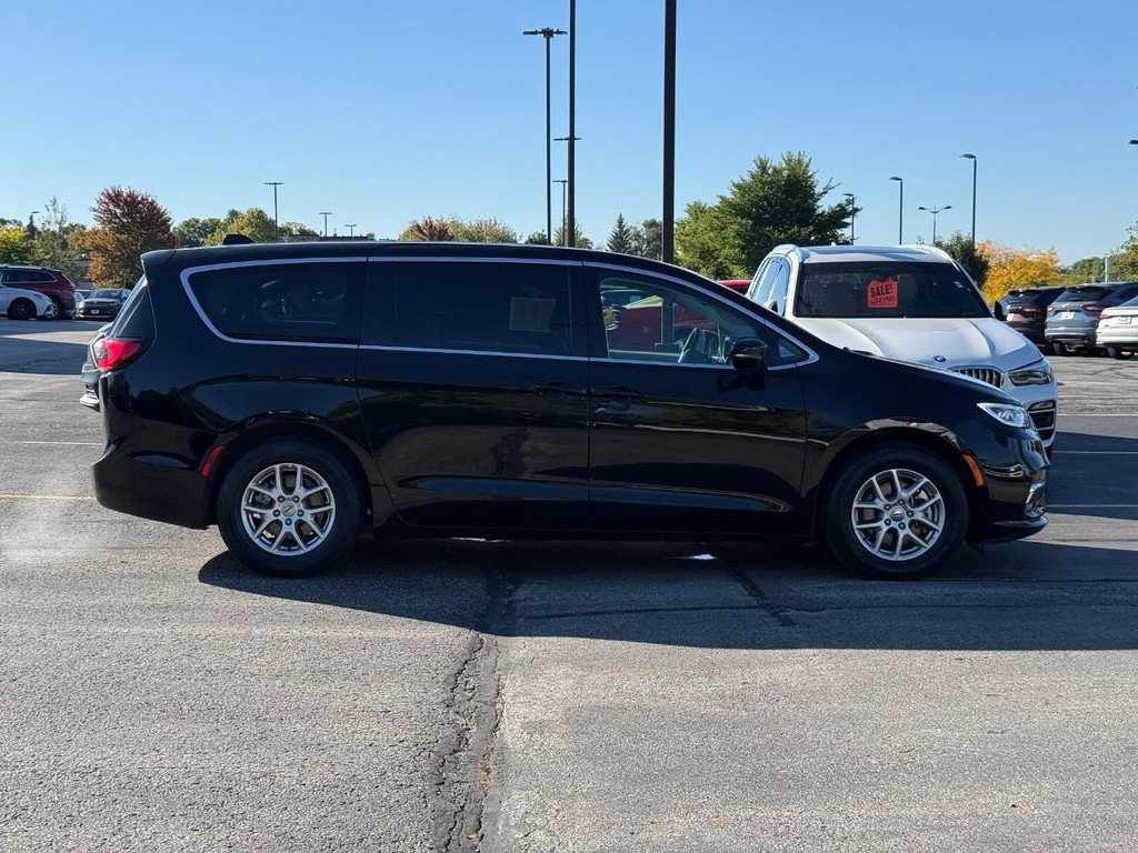Used 2024 Chrysler Pacifica Touring-L FWD image 2
