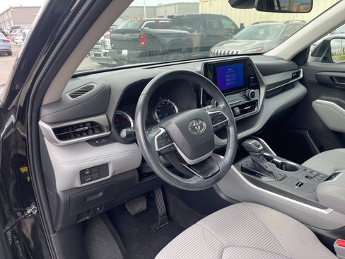 Used 2024 Toyota Highlander LE AWD/4WD image 11