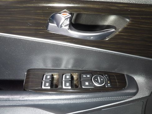 Used 2020 Kia Sorento AWD V6 image 12