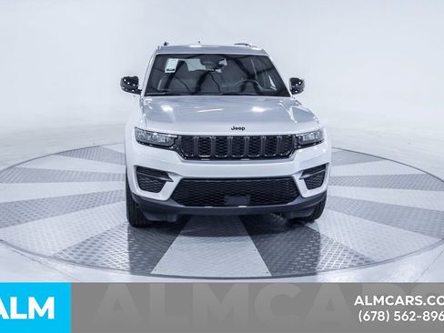 Used 2025 Jeep Grand Cherokee Altitude AWD/4WD image 15