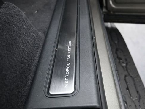 New 2025 Land Rover Discovery Metropolitan Edition AWD/4WD image 11