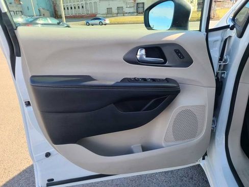 Used 2023 Chrysler Pacifica Touring-L image 15