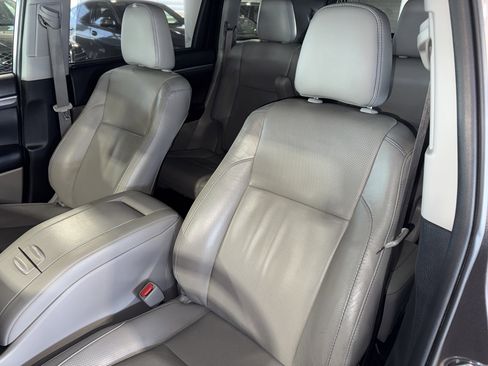 Used 2019 Toyota Highlander Limited w/ Phone Cable & Charge Package image 34