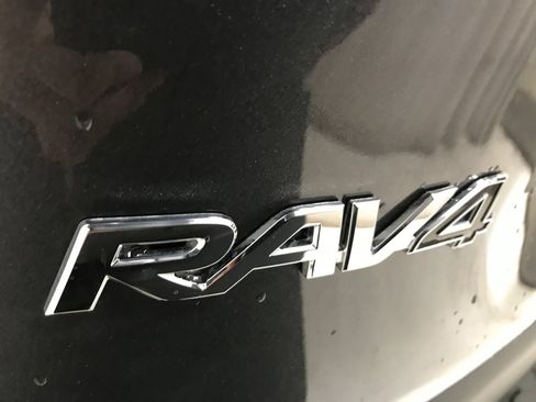 Used 2022 Toyota RAV4 XLE AWD/4WD image 9