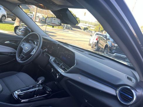 Used 2025 Chevrolet Trax LT image 28