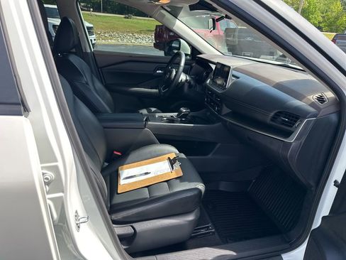 Used 2023 Nissan Rogue SV w/ SV Premium B Package FWD image 17