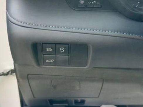 Used 2024 Toyota Highlander LE FWD image 11