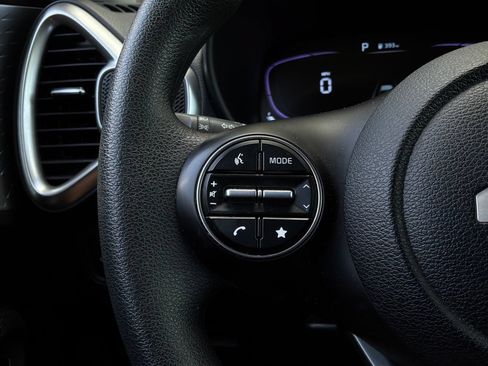 Used 2025 Kia Soul LX w/ LX Technology Package FWD image 31