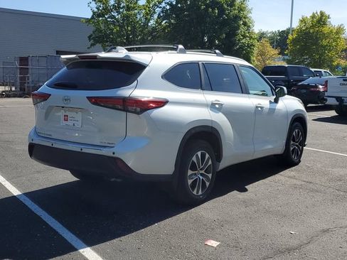 Used 2023 Toyota Highlander XLE AWD/4WD image 4